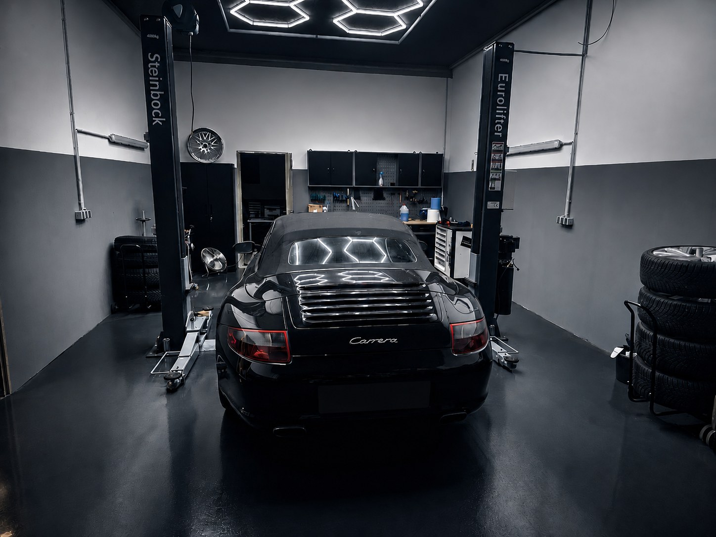 Porsche Carrera in der Werkstatt